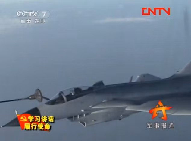Tiêm kích J-10 Trung Quốc luyện bay “xâu kim”, tiếp dầu trên không Tiêm kích J-10 Trung Quốc luyện bay “xâu kim”, tiếp dầu trên không