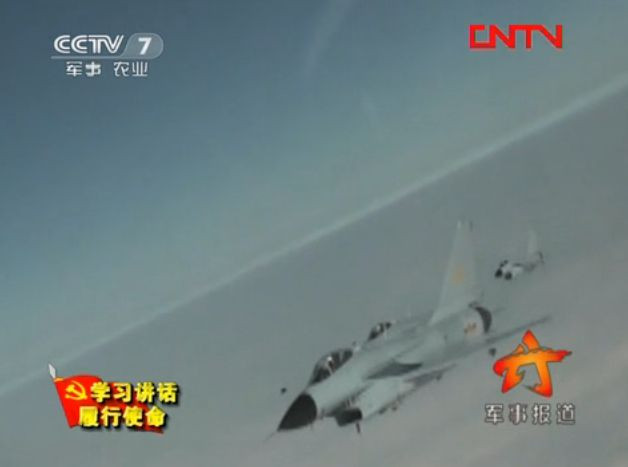 Tiêm kích J-10 Trung Quốc luyện bay “xâu kim”, tiếp dầu trên không Tiêm kích J-10 Trung Quốc luyện bay “xâu kim”, tiếp dầu trên không