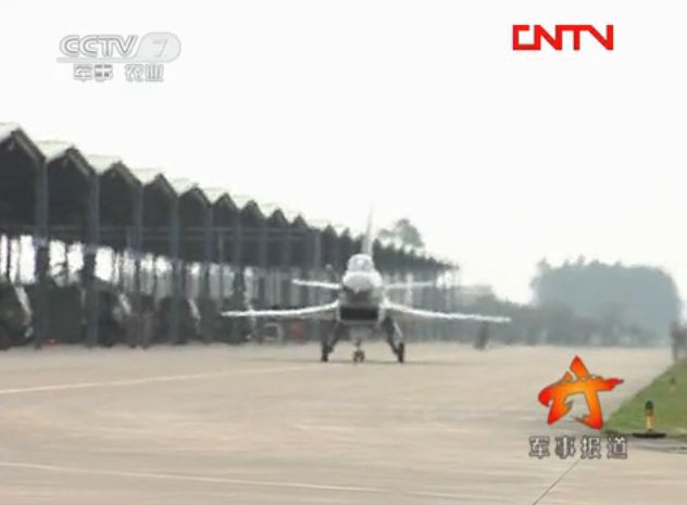 Tiêm kích J-10 Trung Quốc luyện bay “xâu kim”, tiếp dầu trên không Tiêm kích J-10 Trung Quốc luyện bay “xâu kim”, tiếp dầu trên không