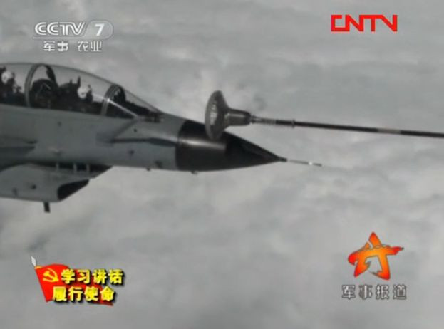 Tiêm kích J-10 Trung Quốc luyện bay “xâu kim”, tiếp dầu trên không Tiêm kích J-10 Trung Quốc luyện bay “xâu kim”, tiếp dầu trên không