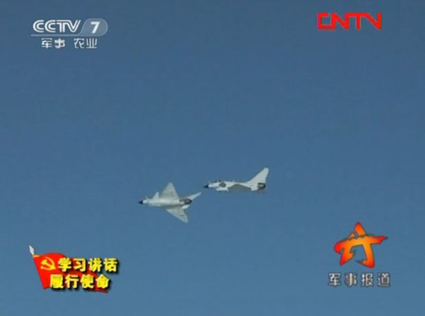 Tiêm kích J-10 Trung Quốc luyện bay “xâu kim”, tiếp dầu trên không Tiêm kích J-10 Trung Quốc luyện bay “xâu kim”, tiếp dầu trên không