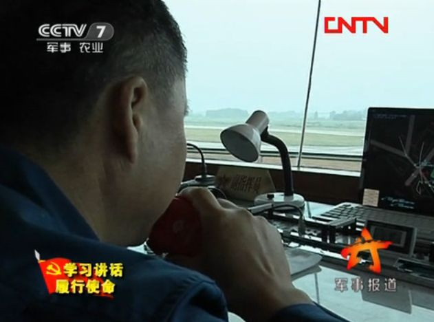 Tiêm kích J-10 Trung Quốc luyện bay “xâu kim”, tiếp dầu trên không Tiêm kích J-10 Trung Quốc luyện bay “xâu kim”, tiếp dầu trên không