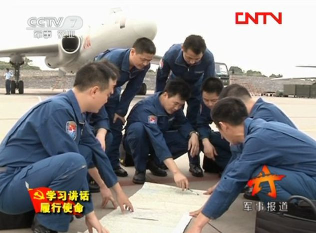 Tiêm kích J-10 Trung Quốc luyện bay “xâu kim”, tiếp dầu trên không Tiêm kích J-10 Trung Quốc luyện bay “xâu kim”, tiếp dầu trên không