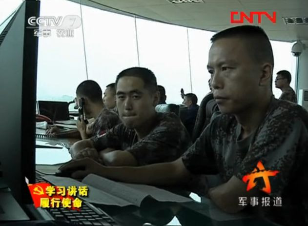 Tiêm kích J-10 Trung Quốc luyện bay “xâu kim”, tiếp dầu trên không Tiêm kích J-10 Trung Quốc luyện bay “xâu kim”, tiếp dầu trên không