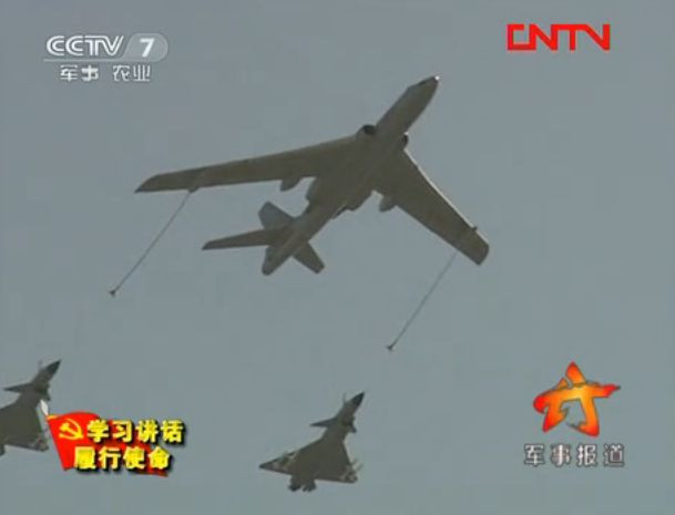 Tiêm kích J-10 Trung Quốc luyện bay “xâu kim”, tiếp dầu trên không Tiêm kích J-10 Trung Quốc luyện bay “xâu kim”, tiếp dầu trên không