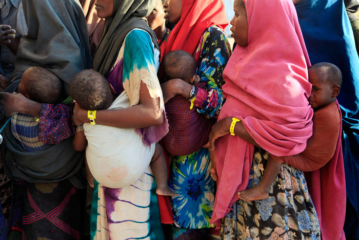 Khu vực Sừng Châu Phi nghèo đói hiện nay đang phải chịu đựng thảm kịch hạn hán và mất mùa tồi tệ nhất trong vòng 100 năm qua. Khu vực Sừng Châu Phi nghèo đói hiện nay đang phải chịu đựng thảm kịch hạn hán và mất mùa tồi tệ nhất trong vòng 100 năm qua.