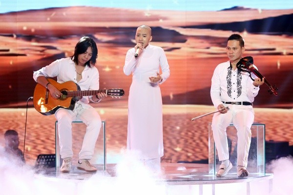 Huyền Trân trình bày ca khúc Cát bụi của Trịnh Công Sơn