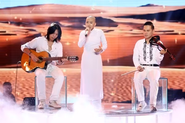 Huyền Trân trình bày ca khúc Cát bụi của Trịnh Công Sơn