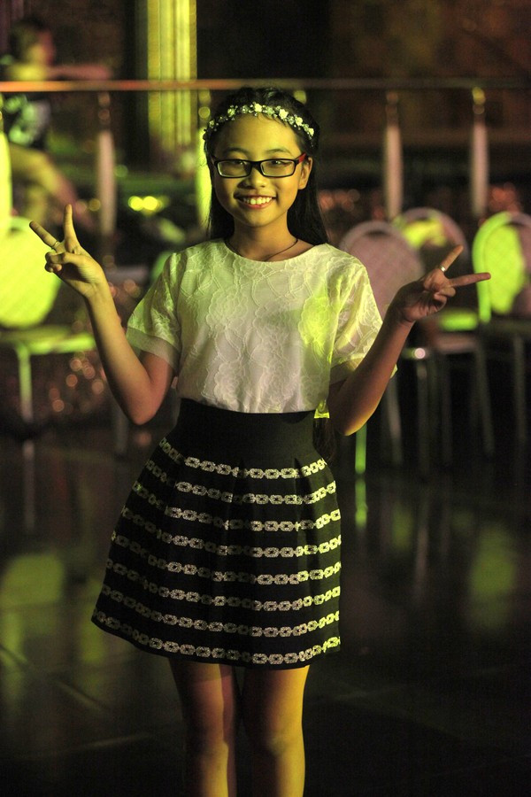 Một học sinh tiểu học đi chấm các ngôi sao ca nhạc? Chuyện lạ chỉ có ở Việt Nam?