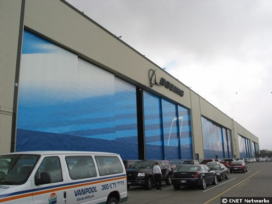 Khung cảnh phía trước của nhà máy lắp ráp, sản xuất máy bay của Boeing tại thành phố Seattle