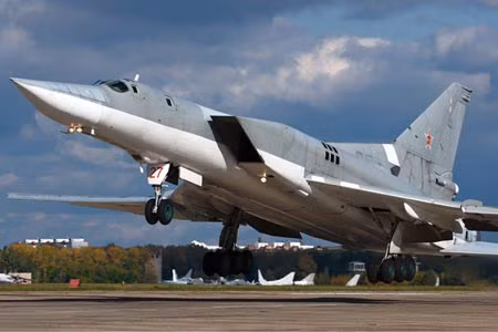 Tu-22 - oanh tạc cơ chiến lược của Không quân Nga