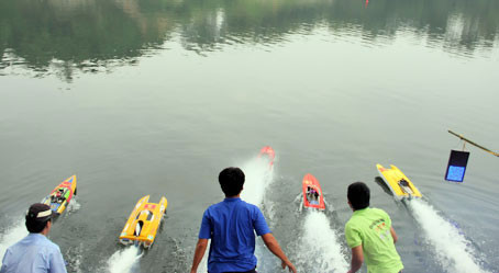 Đua tàu mô hình trên hồ Long Vân. Ảnh: A.T