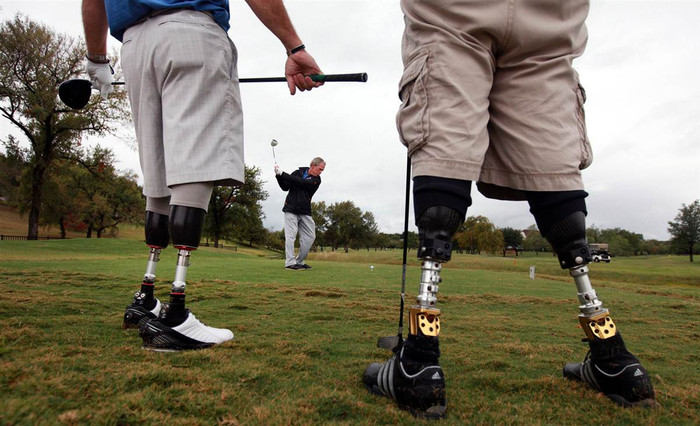 Các cựu binh quân đội Mỹ đang quan sát Cựu Tổng thống George W. Bush chơi gôn ở Texas. Các cựu binh quân đội Mỹ đang quan sát Cựu Tổng thống George W. Bush chơi gôn ở Texas.