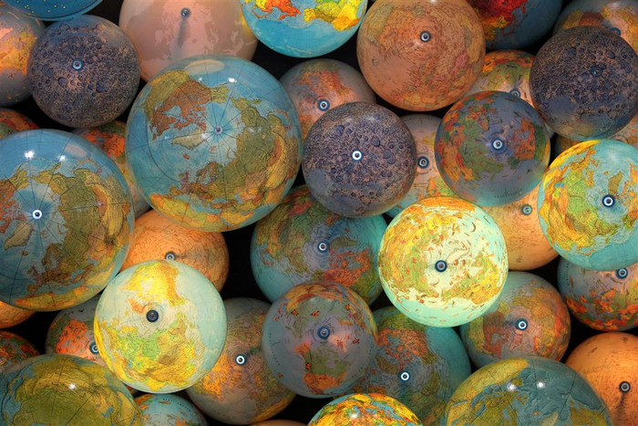 Những quả địa cầu giáo cụ giảng dạy được bày bán ở hội chợ sách được tổ chức tại Frankfurt, Đức ngày 12/10/2011. Những quả địa cầu giáo cụ giảng dạy được bày bán ở hội chợ sách được tổ chức tại Frankfurt, Đức ngày 12/10/2011.