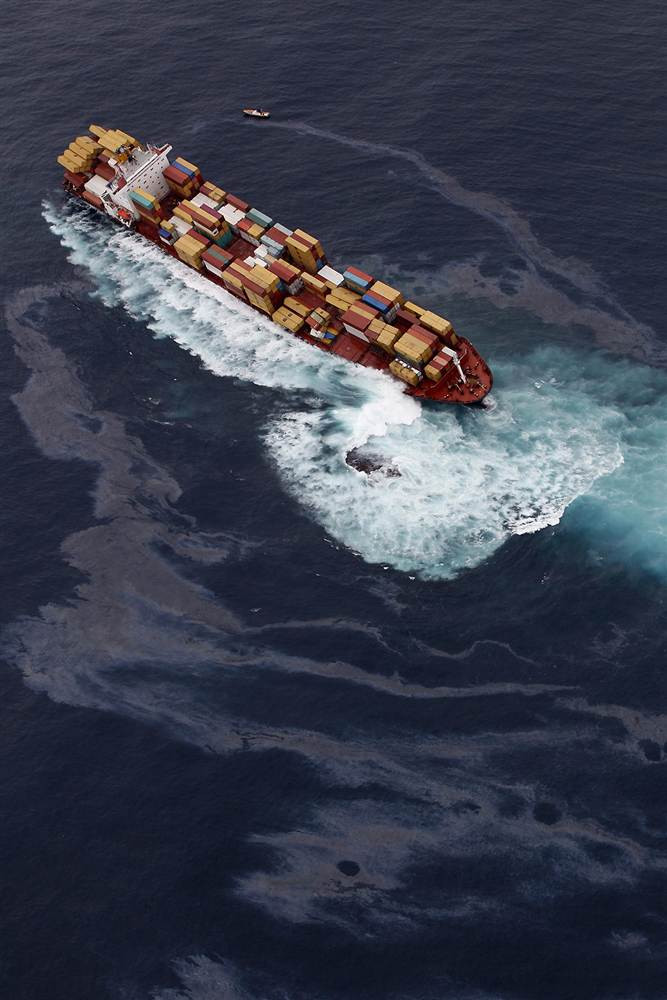 Tàu Liberia có tên Rena va phải đá ngầm ở bờ biển Tauranga, New Zealand. Tàu Liberia có tên Rena va phải đá ngầm ở bờ biển Tauranga, New Zealand.