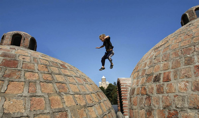 Một cậu bé người Gruzia đang nhảy qua các mái vòm ở thủ đô Tbilisi. Một cậu bé người Gruzia đang nhảy qua các mái vòm ở thủ đô Tbilisi.