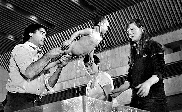 Tuy nhiên, hoạt động của câu lạc bộ này đã bị Bộ Y tế Liên Xô lúc đó phản đối và Igor Charkovsky đã di cư đến Mỹ và sau đó cùng những người sáng lập định cư lần 3 tại Israel. Tuy nhiên, hoạt động của câu lạc bộ này đã bị Bộ Y tế Liên Xô lúc đó phản đối và Igor Charkovsky đã di cư đến Mỹ và sau đó cùng những người sáng lập định cư lần 3 tại Israel.