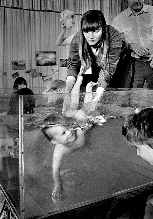 Tại câu lạc bộ này những bà mẹ được hướng dẫn cách sinh con trong bể nước, các em bé sau khi chào đời được vài tháng đã có thể học bơi, thậm chí giữa mùa đông giá lạnh chúng được cha mẹ cho ở trần chơi đùa trên tuyết.... Tại câu lạc bộ này những bà mẹ được hướng dẫn cách sinh con trong bể nước, các em bé sau khi chào đời được vài tháng đã có thể học bơi, thậm chí giữa mùa đông giá lạnh chúng được cha mẹ cho ở trần chơi đùa trên tuyết....