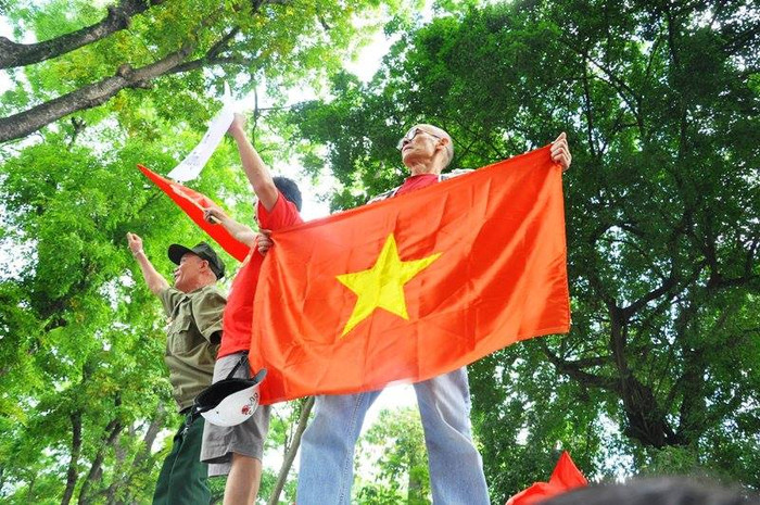 Người dân Việt Nam tham gia tuần hành hòa bình phản đối các hành động và tuyên bố sai trái, bất chấp phát luật quốc tế của TQ (Ảnh minh họa)