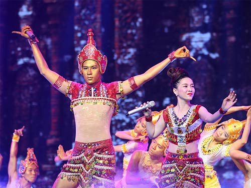 Đinh Hương và Minh Trung có tiết mục được đánh giá là dàn dựng, trang phuc đẹp Đinh Hương và Minh Trung có tiết mục được đánh giá là dàn dựng, trang phuc đẹp