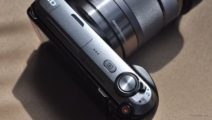 Từ trên xuống ta có nút tắt mở máy, chụp hình, play, loa và chân phụ kiện