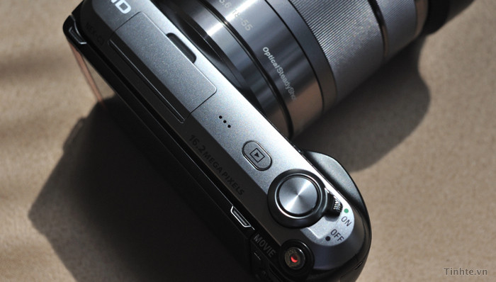 Từ trên xuống ta có nút tắt mở máy, chụp hình, play, loa và chân phụ kiện Từ trên xuống ta có nút tắt mở máy, chụp hình, play, loa và chân phụ kiện