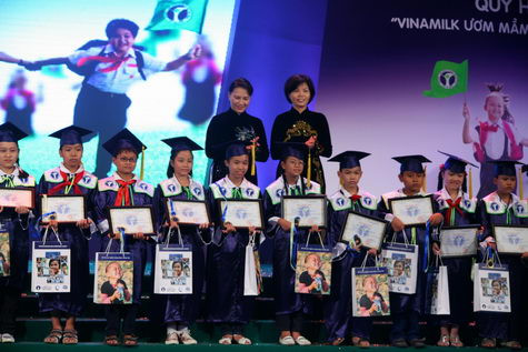 Bà Nguyễn Thị Kim Ngân - Bí thư TW Đảng, Phó Chủ tịch Quốc hội và bà Bùi Thị Hương - Giám đốc đối ngoại của Vinamilk cùng trao học bổng cho các em Bà Nguyễn Thị Kim Ngân - Bí thư TW Đảng, Phó Chủ tịch Quốc hội và bà Bùi Thị Hương - Giám đốc đối ngoại của Vinamilk cùng trao học bổng cho các em