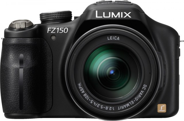 Bên cạnh việc được trang bị ống kính góc rộng 25mm với zoom quang 24x thì FZ150 còn sở hữu trong mình công nghệ Nano Surface Coating giúp giảm lượng ánh sáng phản xạ và chế độ chụp hình 3D (3D Photo Mode). Bên cạnh việc được trang bị ống kính góc rộng 25mm với zoom quang 24x thì FZ150 còn sở hữu trong mình công nghệ Nano Surface Coating giúp giảm lượng ánh sáng phản xạ và chế độ chụp hình 3D (3D Photo Mode).