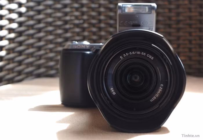 Tuy không có nhiều thay đổi về cấu hình nhưng nhiều người dùng thử cho biết ảnh từ NEX-C3 đẹp hơn Nex-3 một chút, có nhiều tính năng mới mà NEX-3 không có kể cả ở bản firmware mới nhất. Sony Việt Nam bán C3 với giá khoảng 12 triệu đồng, bằng với NEX-3 cũ và có cả màu hồng cho các bạn nữ. Trong bài này mình có cả hình cho 2 màu đen và hồng, hồng của NEX-C3 đậm hơn NEX-3, hầu hết các bạn nữ đều cho là nó xấu hơn.