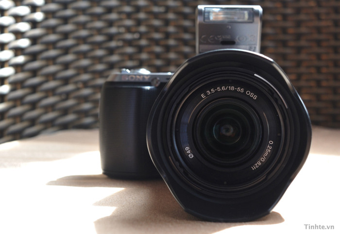 Tuy không có nhiều thay đổi về cấu hình nhưng nhiều người dùng thử cho biết ảnh từ NEX-C3 đẹp hơn Nex-3 một chút, có nhiều tính năng mới mà NEX-3 không có kể cả ở bản firmware mới nhất. Sony Việt Nam bán C3 với giá khoảng 12 triệu đồng, bằng với NEX-3 cũ và có cả màu hồng cho các bạn nữ. Trong bài này mình có cả hình cho 2 màu đen và hồng, hồng của NEX-C3 đậm hơn NEX-3, hầu hết các bạn nữ đều cho là nó xấu hơn. Tuy không có nhiều thay đổi về cấu hình nhưng nhiều người dùng thử cho biết ảnh từ NEX-C3 đẹp hơn Nex-3 một chút, có nhiều tính năng mới mà NEX-3 không có kể cả ở bản firmware mới nhất. Sony Việt Nam bán C3 với giá khoảng 12 triệu đồng, bằng với NEX-3 cũ và có cả màu hồng cho các bạn nữ. Trong bài này mình có cả hình cho 2 màu đen và hồng, hồng của NEX-C3 đậm hơn NEX-3, hầu hết các bạn nữ đều cho là nó xấu hơn.