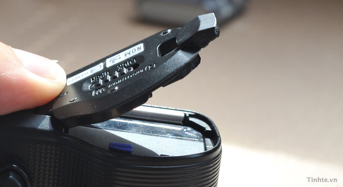 Phần nhô ra ở nắp pin để nối dây vào dùng adapter (bán riêng) khi hết pin Phần nhô ra ở nắp pin để nối dây vào dùng adapter (bán riêng) khi hết pin