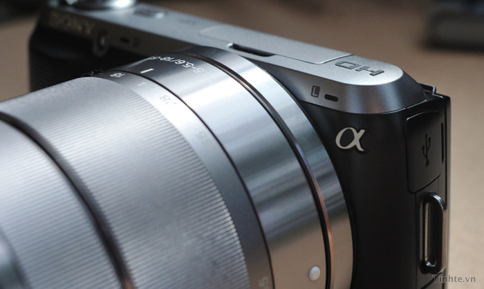 1 cái microphone ở cạnh trái 1 cái microphone ở cạnh trái