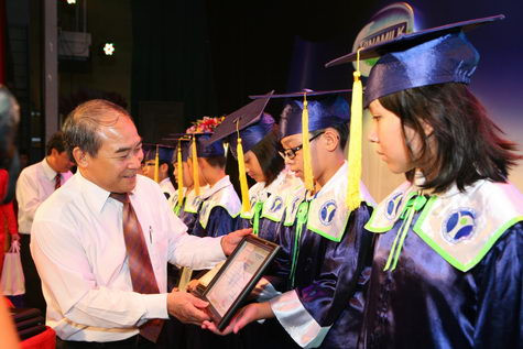 Thứ trường Bộ GD&ĐT Nguyễn Vinh Hiển trao học bổng cho các em Thứ trường Bộ GD&ĐT Nguyễn Vinh Hiển trao học bổng cho các em