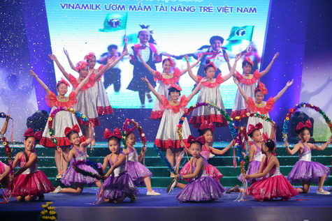 Một tiết mục văn nghệ trong buổi Lễ trao học bổng Vinamilk - Ươm mầm tài năng trẻ Việt Nam 2010 - 2011 Một tiết mục văn nghệ trong buổi Lễ trao học bổng Vinamilk - Ươm mầm tài năng trẻ Việt Nam 2010 - 2011