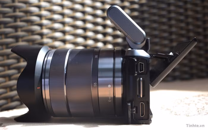 Mở các nắp ra ta có cổng mini USB và miniHDMI, màn hình lật ở góc khác