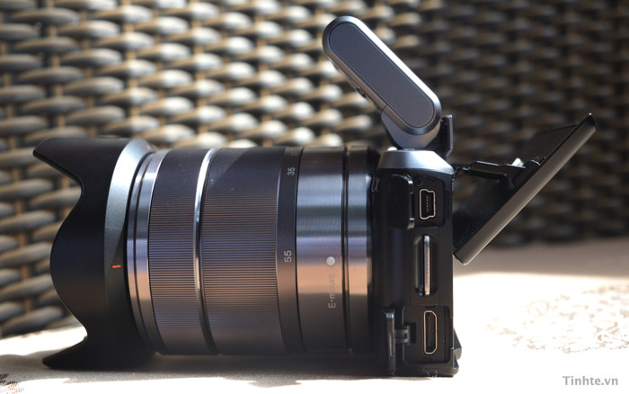 Mở các nắp ra ta có cổng mini USB và miniHDMI, màn hình lật ở góc khác Mở các nắp ra ta có cổng mini USB và miniHDMI, màn hình lật ở góc khác