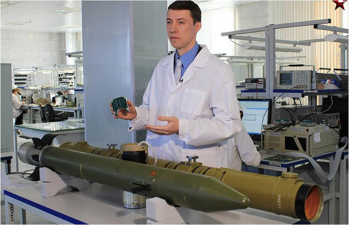 Một kỹ sư vũ khí đang giới thiệu về công việc tại nhà máy Một kỹ sư vũ khí đang giới thiệu về công việc tại nhà máy