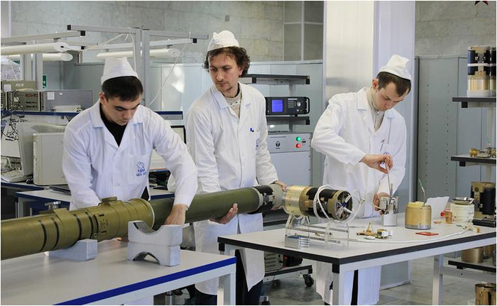 Các kỹ sư vũ khí đang tham gia quá trình chế tạo từ quả đạn tên lửa Các kỹ sư vũ khí đang tham gia quá trình chế tạo từ quả đạn tên lửa