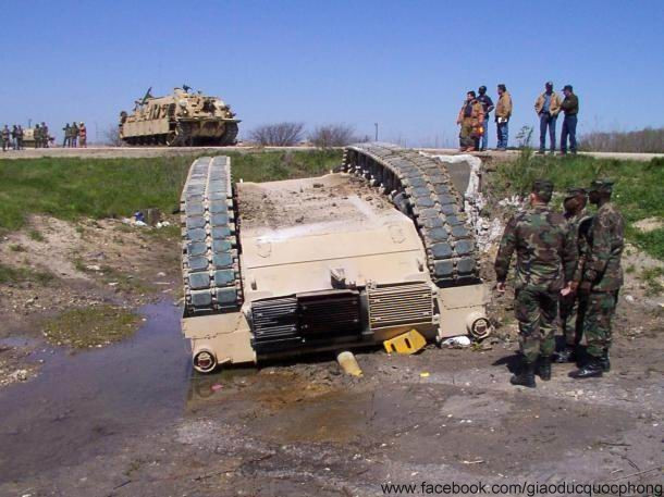 Xe tăng cũng lộn cổ