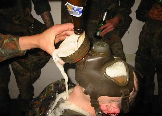 Uống bia bằng mặt nạ phòng độc