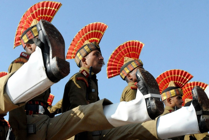 Tung chân đi điều lệnh. Tung chân đi điều lệnh.