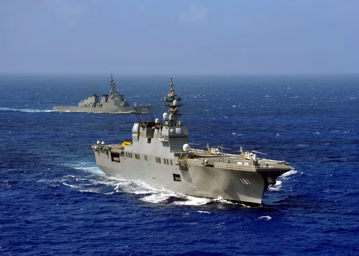 Khu trục hạm trực thăng JS Hyuga (DDH 181) của Hải quân Nhật Bản tập trận cùng Hải quân Mỹ.