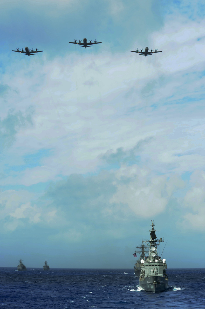 Chiếm hạm, máy bay Mỹ - Nhật trong đội hình diễn tập Chiếm hạm, máy bay Mỹ - Nhật trong đội hình diễn tập