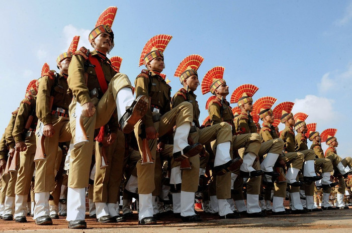 Quân phục chỉnh tề với những chiếc mũ đồng phục khá ấn tượng. Quân phục chỉnh tề với những chiếc mũ đồng phục khá ấn tượng.