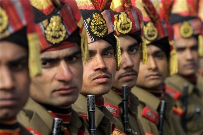 Các binh sỹ Ấn Độ đánh mặt chào nghi thức. Các binh sỹ Ấn Độ đánh mặt chào nghi thức.