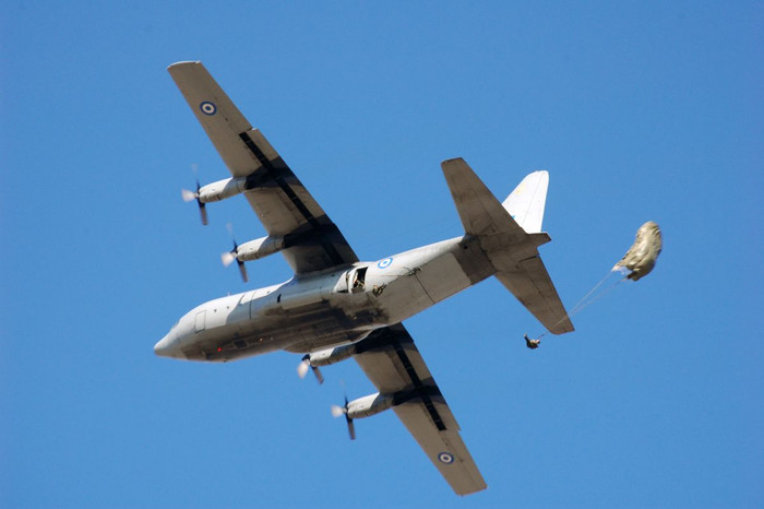 Máy bay vận tải chở lính dù của Không quân Hy Lạp. Máy bay vận tải chở lính dù của Không quân Hy Lạp.