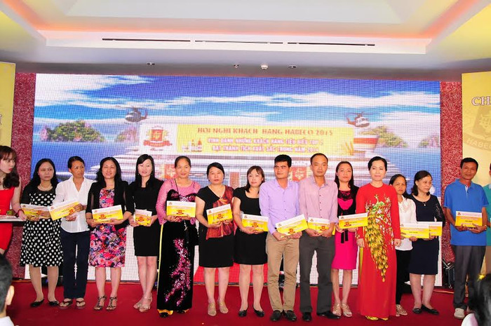 Đại diện HABECO trao phần thưởng tham quan du lịch nước ngoài cho các khách hàng tiêu biểu năm 2014. Đại diện HABECO trao phần thưởng tham quan du lịch nước ngoài cho các khách hàng tiêu biểu năm 2014.