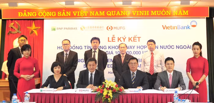 Đại diện các ngân hàng ký kết Hợp đồng vay hợp vốn nước ngoài trị giá 100 triệu USD.