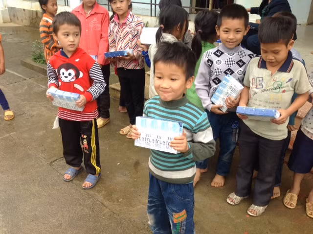 Niềm vui nhận sữa TH của các em học sinh Trường tiểu học Cà Na, huyện Bảo Lâm, Cao Bằng.