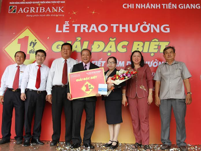 Phó Tổng Giám đốc Agribank - ông Nguyễn Tuấn Anh thay mặt Ban lãnh đạo Agribank dự và trao thưởng cho khách hàng. Phó Tổng Giám đốc Agribank - ông Nguyễn Tuấn Anh thay mặt Ban lãnh đạo Agribank dự và trao thưởng cho khách hàng.